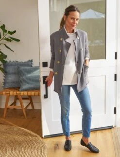 BELFAST Elephant, Triple Fleece 10 BELFAST Elephant, Triple Fleece -Elegant Wear Hub 14 DERRY 2001 EILEEN WCB LABBELFAST EPHT SWEATER01 WHTK Model JessicaMau 24RE 0898 sRGB 1