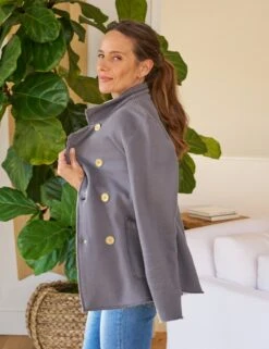 BELFAST Elephant, Triple Fleece 9 BELFAST Elephant, Triple Fleece -Elegant Wear Hub 14 DERRY 2001 EILEEN WCB LABBELFAST EPHT SWEATER01 WHTK Model JessicaMau 24RE 1002 sRGB