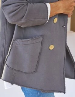 BELFAST Elephant, Triple Fleece 8 BELFAST Elephant, Triple Fleece -Elegant Wear Hub 14 DERRY 2001 EILEEN WCB LABBELFAST EPHT SWEATER01 WHTK Model JessicaMau 24RE 1041 sRGB