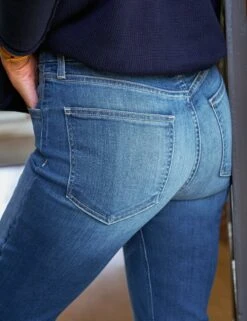 DERRY 1999 Wash, Italian Dream™ Denim -Elegant Wear Hub 36 DERRY 1999 SWEATER01 NAVK Paloma Jonas 24FA 1263 sRGB