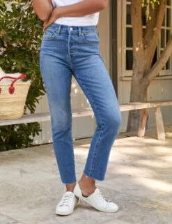 CORK Everyday Blue, Everyday Denim -Elegant Wear Hub 4 CORK EVRD LAB219 WHT Model Camila Costa 1960 v2 sRGB 1