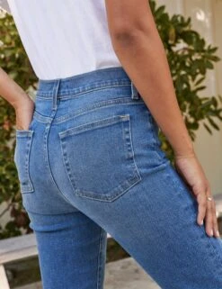 CORK Everyday Blue, Everyday Denim -Elegant Wear Hub 4 CORK EVRD LAB219 WHT Model Camila Costa 2009 v1 sRGB 1