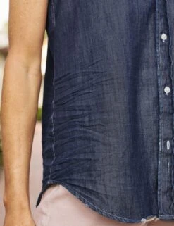 FIONA Distressed Raw Rinse, Famous Denim -Elegant Wear Hub 45 KINSALE SEHL FIONA DRRD Model Kristine Szabo 23SU 9217 v1 sRGB