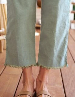 KINSALE Sage, Italian Performance Linen -Elegant Wear Hub 57 KINSALE SAGL BARRY STMS Model SimoneNorblom 24RE 3665 sRGB