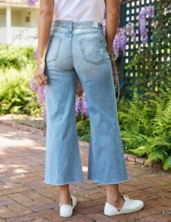 Elegant Wear Hub -Elegant Wear Hub 6 GALWAY 1971 LAB109 WHT MCLOGHLINS NATC Model Paloma Jonas 23SU 0353 v1 sRGB