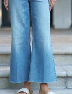 GALWAY 26" 1964 Wash, Italian Dream™ Denim -Elegant Wear Hub 73 GALWAY 1964 LAB109 WHT SWEATER04 DNVK NathalieDarcas 25SP March 6219 sRGB