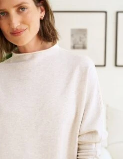 EFFIE Heather White Melange, Triple Fleece -Elegant Wear Hub 82 LAB643TF EPHT LAB518TF HTWM Model MicheleOullet 24RE 0507 sRGB